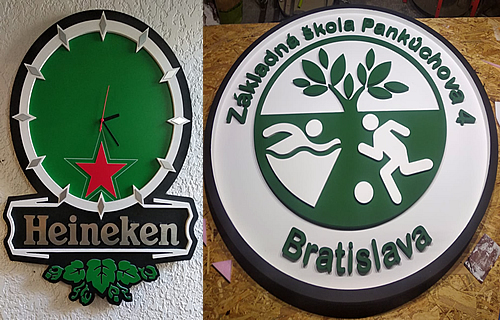Kovové logo odsadené od streny